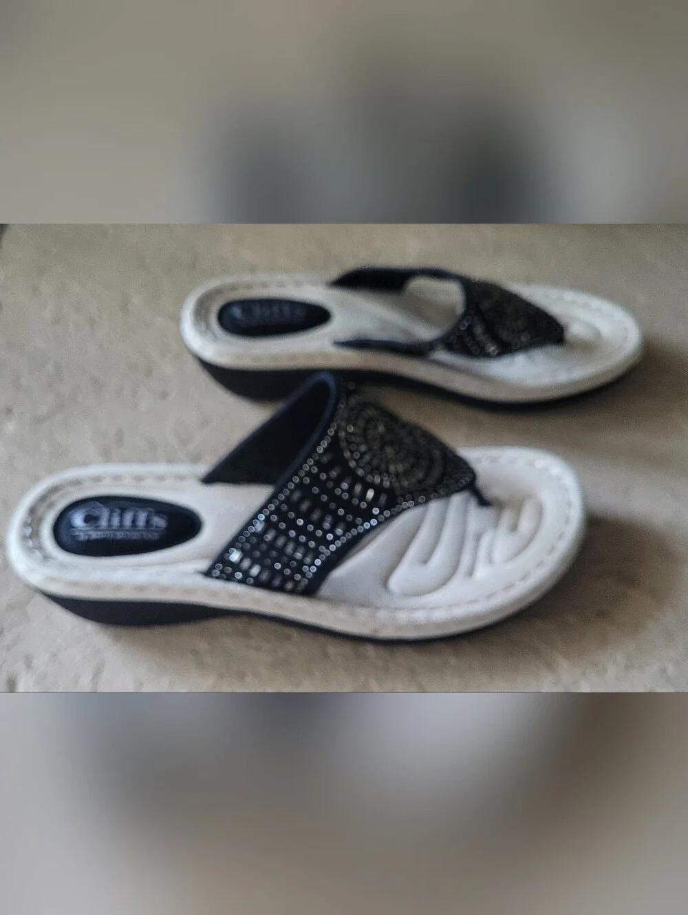 Size 8 M Cliffs by White Mountain Cienna Thong Black Fabric Women Sandals
